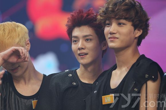 6月4日，出道一年多的韩国偶像团体EXO带着新专辑《XOXO》在长沙录制《快乐大本营》。变身狼族少年的成员们在一起做游戏，频卖萌欢乐多，另悉，原本宣称不要钱、实名制的快本门票，被黄牛炒至4000到12000元不等，甚至有人被假票欺骗，血本无归。