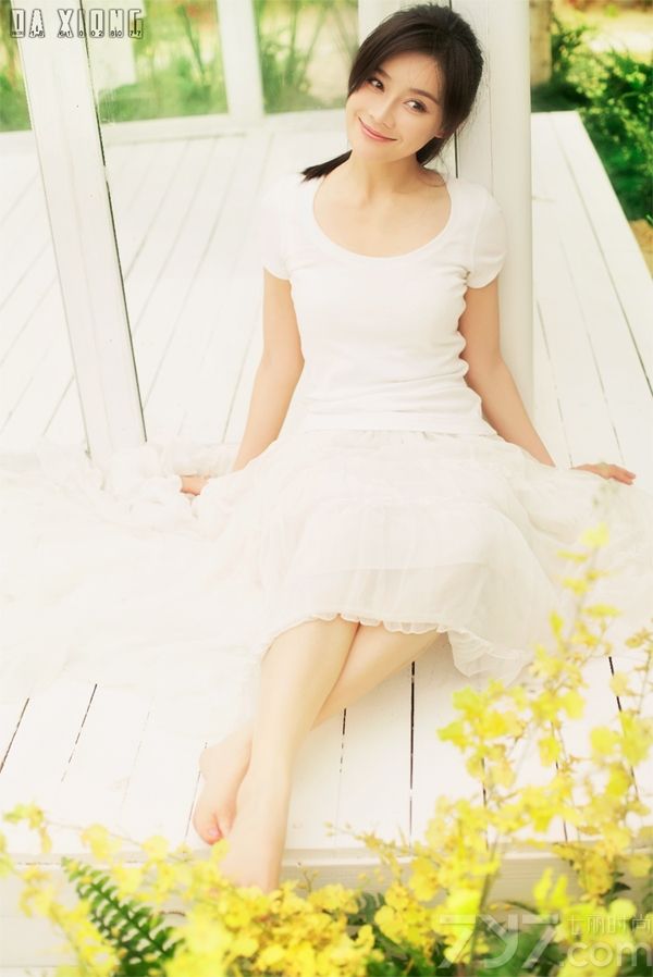 6月6日，演员袁姗姗曝光一组夏日写真，照片中袁姗姗化身正能量女孩，一身清纯白衣，置身在鲜花绿草之中，用笑容传递温暖力量。电视剧《爱在春天》正在热播，袁姗姗饰演女主角姚小蝶演绎励志故事。