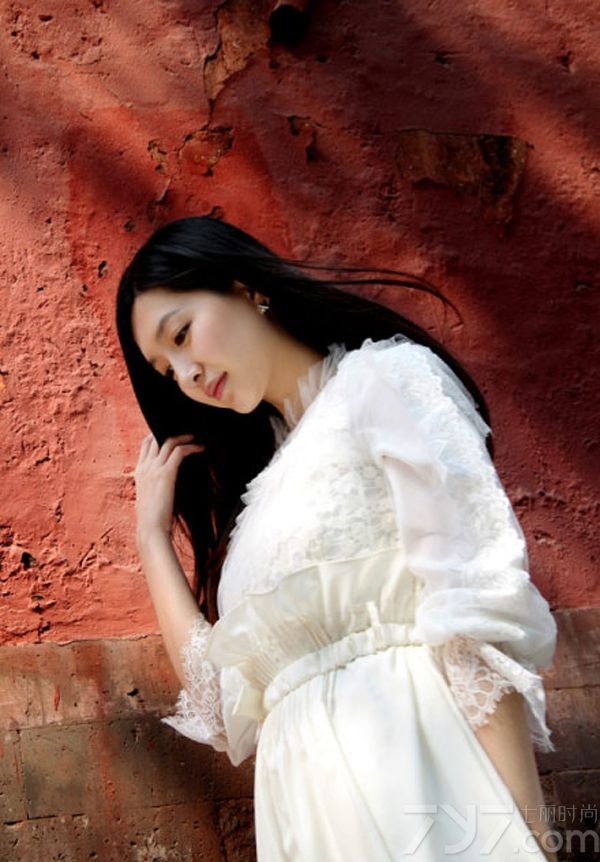 <p>赵薇从演员低调转型到幕后，甚至更是拍摄了自己的处女导演作品《致我们终将逝去的青春》。不仅仅一周内在各大影院内火爆上演，更是一周内打破3亿票房的惊人成绩。就连饰演电影中的女主角&rdquo;阮莞&ldquo;的扮演着江疏影也瞬间一夜爆红，立刻成为了演艺圈炙手可热的女明星。<br />
目前为某杂志拍摄的一组青春写真，可是散发清纯甜美气息。美丽通透的气质可是为她带来了不少的粉丝。</p>