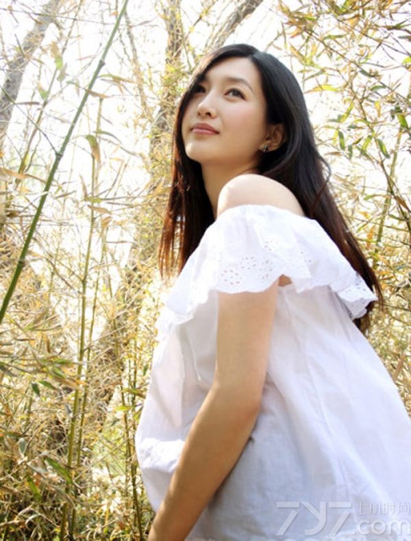 <p>赵薇从演员低调转型到幕后，甚至更是拍摄了自己的处女导演作品《致我们终将逝去的青春》。不仅仅一周内在各大影院内火爆上演，更是一周内打破3亿票房的惊人成绩。就连饰演电影中的女主角&rdquo;阮莞&ldquo;的扮演着江疏影也瞬间一夜爆红，立刻成为了演艺圈炙手可热的女明星。<br />
目前为某杂志拍摄的一组青春写真，可是散发清纯甜美气息。美丽通透的气质可是为她带来了不少的粉丝。</p>