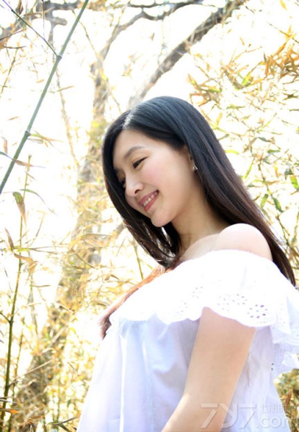 <p>赵薇从演员低调转型到幕后，甚至更是拍摄了自己的处女导演作品《致我们终将逝去的青春》。不仅仅一周内在各大影院内火爆上演，更是一周内打破3亿票房的惊人成绩。就连饰演电影中的女主角&rdquo;阮莞&ldquo;的扮演着江疏影也瞬间一夜爆红，立刻成为了演艺圈炙手可热的女明星。<br />
目前为某杂志拍摄的一组青春写真，可是散发清纯甜美气息。美丽通透的气质可是为她带来了不少的粉丝。</p>