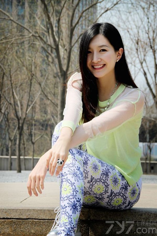 <p>赵薇从演员低调转型到幕后，甚至更是拍摄了自己的处女导演作品《致我们终将逝去的青春》。不仅仅一周内在各大影院内火爆上演，更是一周内打破3亿票房的惊人成绩。就连饰演电影中的女主角&rdquo;阮莞&ldquo;的扮演着江疏影也瞬间一夜爆红，立刻成为了演艺圈炙手可热的女明星。<br />
目前为某杂志拍摄的一组青春写真，可是散发清纯甜美气息。美丽通透的气质可是为她带来了不少的粉丝。</p>