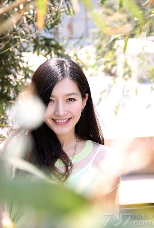 <p>赵薇从演员低调转型到幕后，甚至更是拍摄了自己的处女导演作品《致我们终将逝去的青春》。不仅仅一周内在各大影院内火爆上演，更是一周内打破3亿票房的惊人成绩。就连饰演电影中的女主角&rdquo;阮莞&ldquo;的扮演着江疏影也瞬间一夜爆红，立刻成为了演艺圈炙手可热的女明星。<br />
目前为某杂志拍摄的一组青春写真，可是散发清纯甜美气息。美丽通透的气质可是为她带来了不少的粉丝。</p>