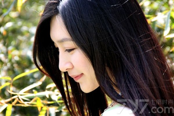 <p>赵薇从演员低调转型到幕后，甚至更是拍摄了自己的处女导演作品《致我们终将逝去的青春》。不仅仅一周内在各大影院内火爆上演，更是一周内打破3亿票房的惊人成绩。就连饰演电影中的女主角&rdquo;阮莞&ldquo;的扮演着江疏影也瞬间一夜爆红，立刻成为了演艺圈炙手可热的女明星。<br />
目前为某杂志拍摄的一组青春写真，可是散发清纯甜美气息。美丽通透的气质可是为她带来了不少的粉丝。</p>