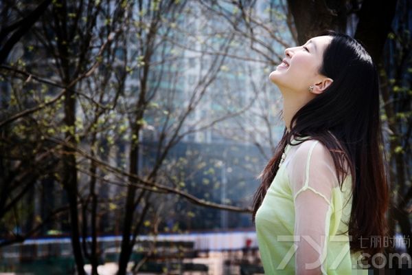 <p>赵薇从演员低调转型到幕后，甚至更是拍摄了自己的处女导演作品《致我们终将逝去的青春》。不仅仅一周内在各大影院内火爆上演，更是一周内打破3亿票房的惊人成绩。就连饰演电影中的女主角&rdquo;阮莞&ldquo;的扮演着江疏影也瞬间一夜爆红，立刻成为了演艺圈炙手可热的女明星。<br />
目前为某杂志拍摄的一组青春写真，可是散发清纯甜美气息。美丽通透的气质可是为她带来了不少的粉丝。</p>