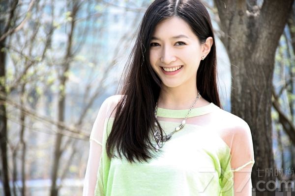 <p>赵薇从演员低调转型到幕后，甚至更是拍摄了自己的处女导演作品《致我们终将逝去的青春》。不仅仅一周内在各大影院内火爆上演，更是一周内打破3亿票房的惊人成绩。就连饰演电影中的女主角&rdquo;阮莞&ldquo;的扮演着江疏影也瞬间一夜爆红，立刻成为了演艺圈炙手可热的女明星。<br />
目前为某杂志拍摄的一组青春写真，可是散发清纯甜美气息。美丽通透的气质可是为她带来了不少的粉丝。</p>