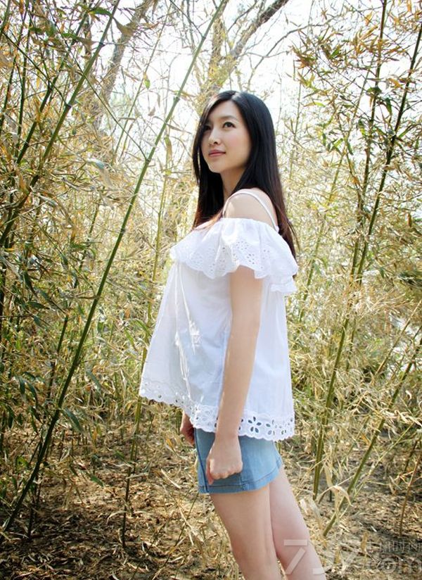 <p>赵薇从演员低调转型到幕后，甚至更是拍摄了自己的处女导演作品《致我们终将逝去的青春》。不仅仅一周内在各大影院内火爆上演，更是一周内打破3亿票房的惊人成绩。就连饰演电影中的女主角&rdquo;阮莞&ldquo;的扮演着江疏影也瞬间一夜爆红，立刻成为了演艺圈炙手可热的女明星。<br />
目前为某杂志拍摄的一组青春写真，可是散发清纯甜美气息。美丽通透的气质可是为她带来了不少的粉丝。</p>