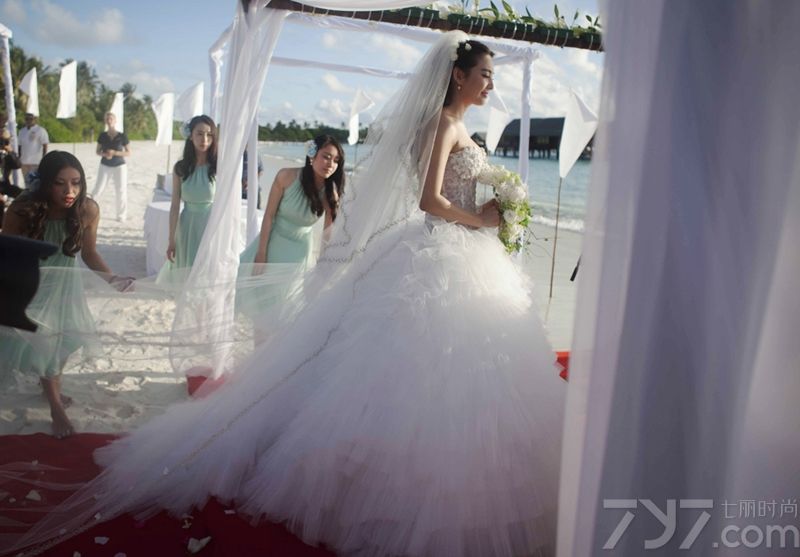 4月18日，王全安张雨绮于马尔代夫低调大婚。大婚当天只邀请40余位亲朋一同鉴证这一幸福时刻，中西合壁的婚礼谱写浪漫爱情故事。