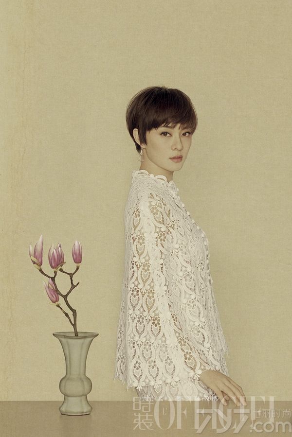 <p>孙俪受邀《时装L&rsquo;OFFICIEL》杂志拍摄5月刊封面，褪去熹妃娘娘的华丽浓重，这组大片清新素雅的风格让人眼前一亮。孙俪有美貌、有智慧、有主见，做了妈妈后依然要求事业、家庭和自我一个都不能少，杂志专访《意外不完美》邂逅最真实的孙俪，为你讲述她的人生哲学。</p>