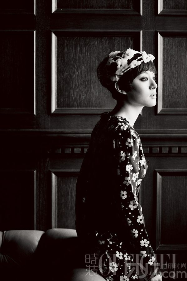 <p>孙俪受邀《时装L&rsquo;OFFICIEL》杂志拍摄5月刊封面，褪去熹妃娘娘的华丽浓重，这组大片清新素雅的风格让人眼前一亮。孙俪有美貌、有智慧、有主见，做了妈妈后依然要求事业、家庭和自我一个都不能少，杂志专访《意外不完美》邂逅最真实的孙俪，为你讲述她的人生哲学。</p>