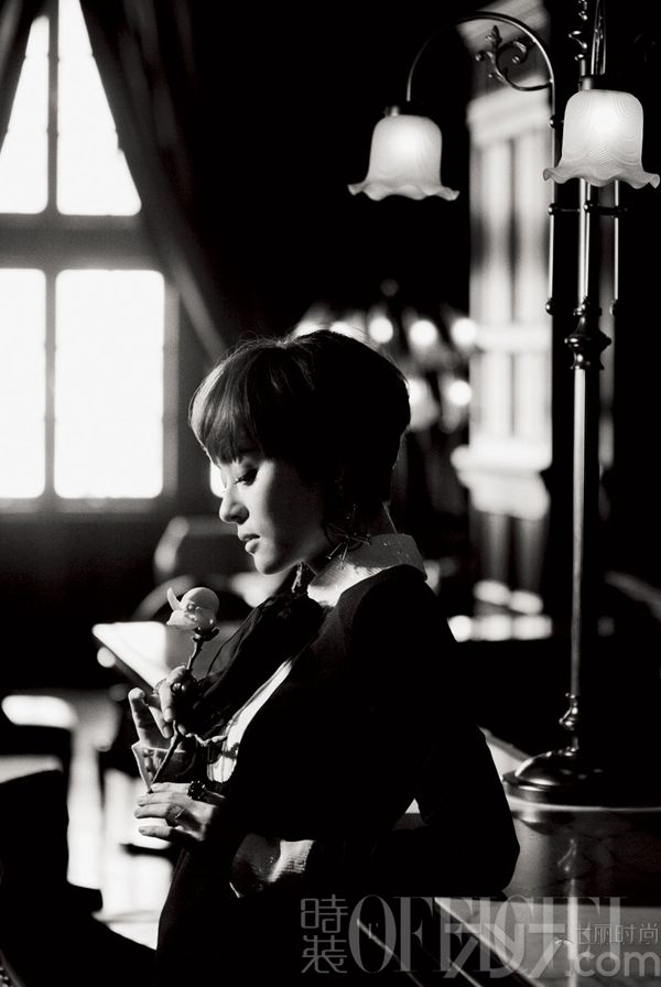 <p>孙俪受邀《时装L&rsquo;OFFICIEL》杂志拍摄5月刊封面，褪去熹妃娘娘的华丽浓重，这组大片清新素雅的风格让人眼前一亮。孙俪有美貌、有智慧、有主见，做了妈妈后依然要求事业、家庭和自我一个都不能少，杂志专访《意外不完美》邂逅最真实的孙俪，为你讲述她的人生哲学。</p>