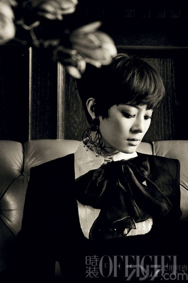 <p>孙俪受邀《时装L&rsquo;OFFICIEL》杂志拍摄5月刊封面，褪去熹妃娘娘的华丽浓重，这组大片清新素雅的风格让人眼前一亮。孙俪有美貌、有智慧、有主见，做了妈妈后依然要求事业、家庭和自我一个都不能少，杂志专访《意外不完美》邂逅最真实的孙俪，为你讲述她的人生哲学。</p>