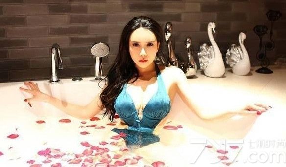 <p>日前，新版&ldquo;潘金莲&rdquo;龚玥菲再次曝光一套名《<a style=