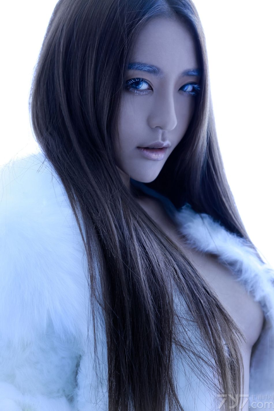 <p>曹阳，三围：89 62 90 ，高中生，平面模特、广告模特、代言人。93年出生，2011世界旅游小姐华中赛区最佳美皇后，2011世界旅游小姐中国区总决赛中部旅游形象大使。2011年华中车展奔驰首席车模，也是全场最年轻的车模，2012年武汉、广州车展轰动全场，2012年12月6日荣登&ldquo;成都车展女神&rdquo;宝座。　</p>