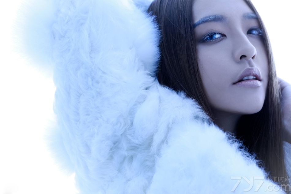 <p>曹阳，三围：89 62 90 ，高中生，平面模特、广告模特、代言人。93年出生，2011世界旅游小姐华中赛区最佳美皇后，2011世界旅游小姐中国区总决赛中部旅游形象大使。2011年华中车展奔驰首席车模，也是全场最年轻的车模，2012年武汉、广州车展轰动全场，2012年12月6日荣登&ldquo;成都车展女神&rdquo;宝座。　</p>