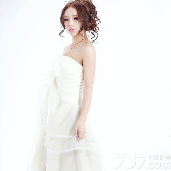 <p>近日，90后&ldquo;氧气女生&rdquo;裴紫绮拍摄一组时尚写真曝光。褪去城市中的浮华，写真中的裴紫绮身着纯白色<a style=