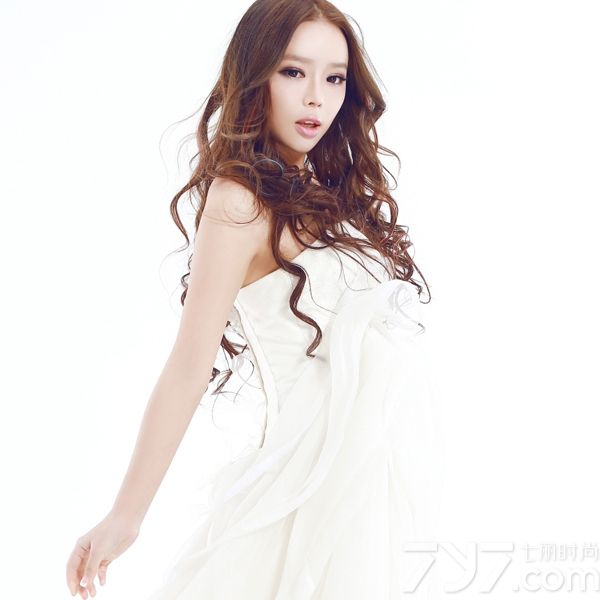 <p>近日，90后&ldquo;氧气女生&rdquo;裴紫绮拍摄一组时尚写真曝光。褪去城市中的浮华，写真中的裴紫绮身着纯白色<a style=