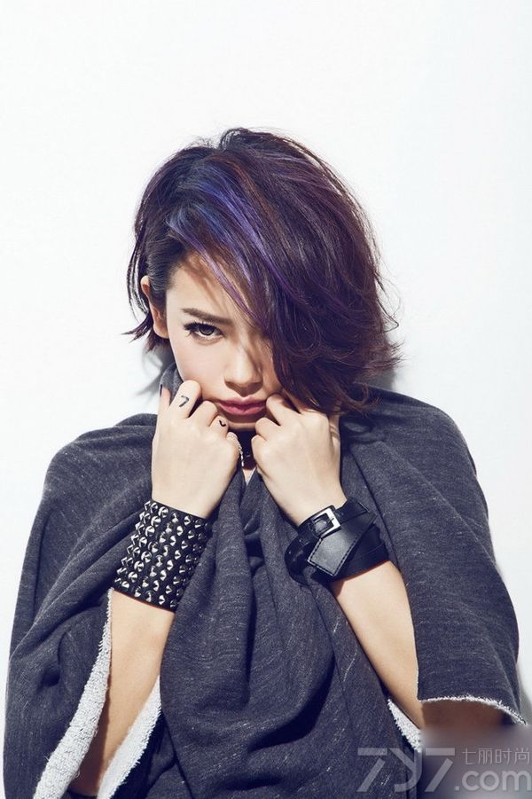 <p>日前，一组戚薇比基尼裸装的大尺度写真照正式曝光，&ldquo;薇笑女神&rdquo;现身日光四射的热浪泳池，首次以比基尼造型示人。在碧波荡漾的清水绿树间，戚薇大秀白皙透亮的美肌和灿烂无敌的性感笑容。关于她胸部的size大小也成为网友讨论的热点。此番她自嘲：&ldquo;如果有人说你「太平公主」，7哥教你霸气浅笑，还上一句：胸不平，何以平天下。&rdquo;如此率性而霸气的语录让不少女性粉丝拍手称快！</p>