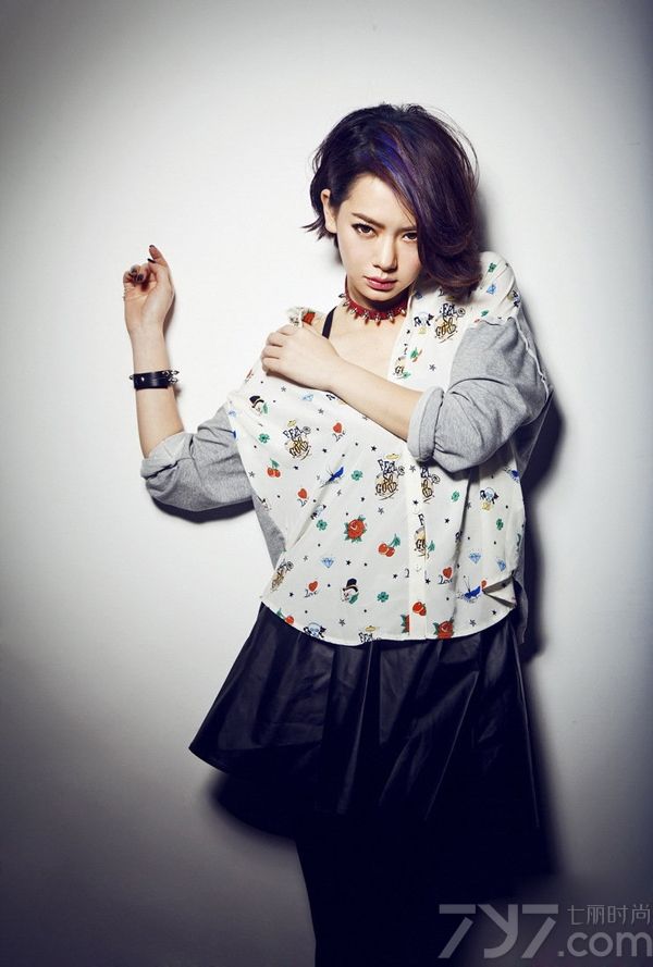 <p>日前，一组戚薇比基尼裸装的大尺度写真照正式曝光，&ldquo;薇笑女神&rdquo;现身日光四射的热浪泳池，首次以比基尼造型示人。在碧波荡漾的清水绿树间，戚薇大秀白皙透亮的美肌和灿烂无敌的性感笑容。关于她胸部的size大小也成为网友讨论的热点。此番她自嘲：&ldquo;如果有人说你「太平公主」，7哥教你霸气浅笑，还上一句：胸不平，何以平天下。&rdquo;如此率性而霸气的语录让不少女性粉丝拍手称快！</p>