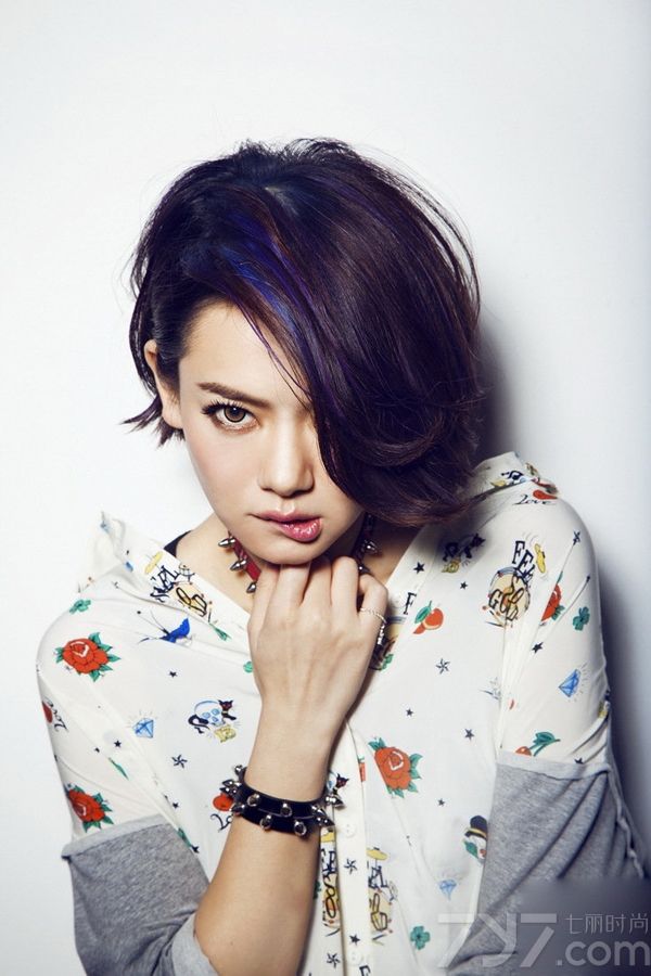 <p>日前，一组戚薇比基尼裸装的大尺度写真照正式曝光，&ldquo;薇笑女神&rdquo;现身日光四射的热浪泳池，首次以比基尼造型示人。在碧波荡漾的清水绿树间，戚薇大秀白皙透亮的美肌和灿烂无敌的性感笑容。关于她胸部的size大小也成为网友讨论的热点。此番她自嘲：&ldquo;如果有人说你「太平公主」，7哥教你霸气浅笑，还上一句：胸不平，何以平天下。&rdquo;如此率性而霸气的语录让不少女性粉丝拍手称快！</p>