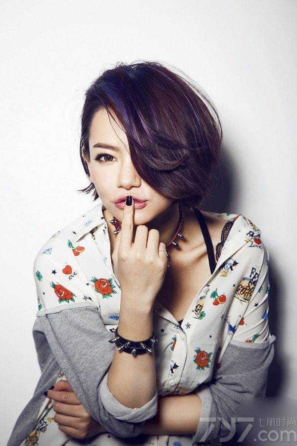 <p>日前，一组戚薇比基尼裸装的大尺度写真照正式曝光，&ldquo;薇笑女神&rdquo;现身日光四射的热浪泳池，首次以比基尼造型示人。在碧波荡漾的清水绿树间，戚薇大秀白皙透亮的美肌和灿烂无敌的性感笑容。关于她胸部的size大小也成为网友讨论的热点。此番她自嘲：&ldquo;如果有人说你「太平公主」，7哥教你霸气浅笑，还上一句：胸不平，何以平天下。&rdquo;如此率性而霸气的语录让不少女性粉丝拍手称快！</p>