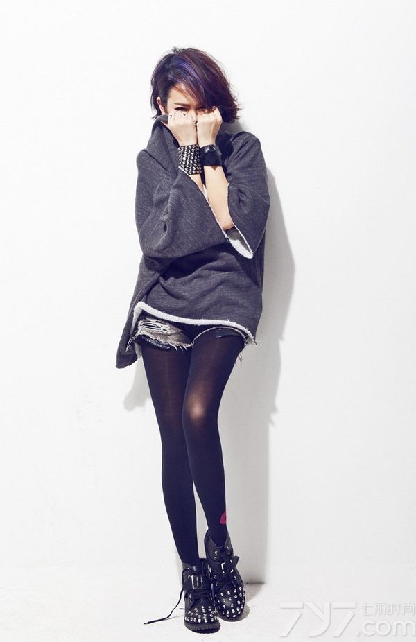 <p>日前，一组戚薇比基尼裸装的大尺度写真照正式曝光，&ldquo;薇笑女神&rdquo;现身日光四射的热浪泳池，首次以比基尼造型示人。在碧波荡漾的清水绿树间，戚薇大秀白皙透亮的美肌和灿烂无敌的性感笑容。关于她胸部的size大小也成为网友讨论的热点。此番她自嘲：&ldquo;如果有人说你「太平公主」，7哥教你霸气浅笑，还上一句：胸不平，何以平天下。&rdquo;如此率性而霸气的语录让不少女性粉丝拍手称快！</p>