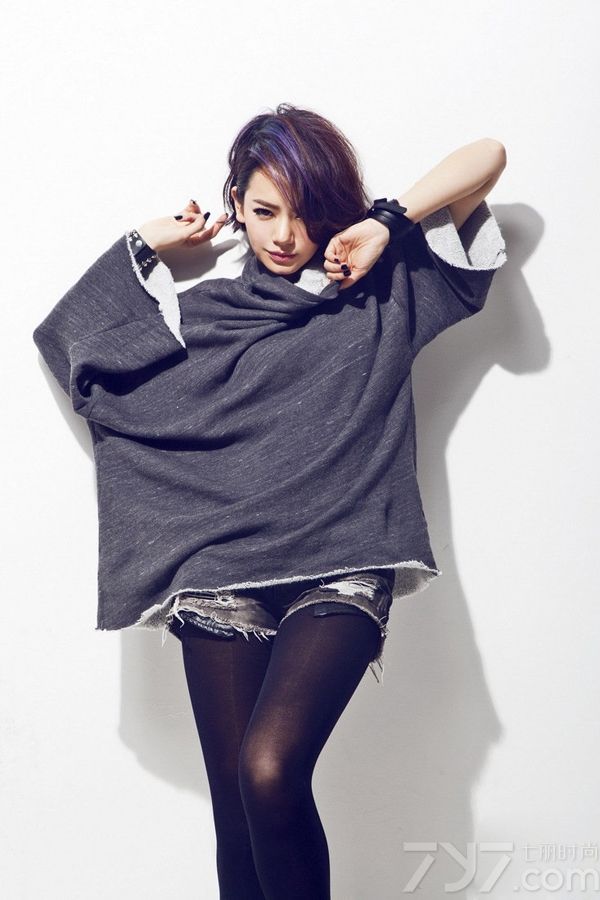 <p>日前，一组戚薇比基尼裸装的大尺度写真照正式曝光，&ldquo;薇笑女神&rdquo;现身日光四射的热浪泳池，首次以比基尼造型示人。在碧波荡漾的清水绿树间，戚薇大秀白皙透亮的美肌和灿烂无敌的性感笑容。关于她胸部的size大小也成为网友讨论的热点。此番她自嘲：&ldquo;如果有人说你「太平公主」，7哥教你霸气浅笑，还上一句：胸不平，何以平天下。&rdquo;如此率性而霸气的语录让不少女性粉丝拍手称快！</p>