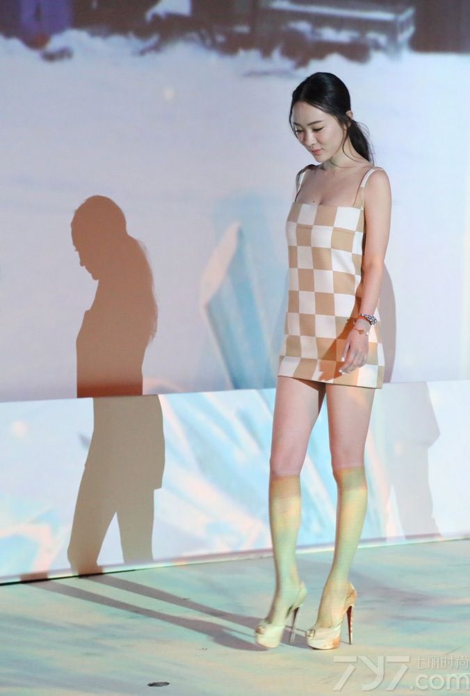 <p>1月21日，霍思燕、韩庚、林志颖与&ldquo;快乐家族&rdquo;（何炅、李维嘉、谢娜、杜海涛、吴昕）等群星现身北京出席&ldquo;把乐带回家2013新春关爱推广活动&rdquo;。当日霍思燕身着棋盘格印花超短裙清新宜人，修长美腿、仪态万千。</p>