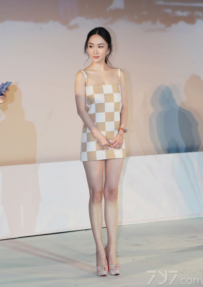 <p>1月21日，霍思燕、韩庚、林志颖与&ldquo;快乐家族&rdquo;（何炅、李维嘉、谢娜、杜海涛、吴昕）等群星现身北京出席&ldquo;把乐带回家2013新春关爱推广活动&rdquo;。当日霍思燕身着棋盘格印花超短裙清新宜人，修长美腿、仪态万千。</p>