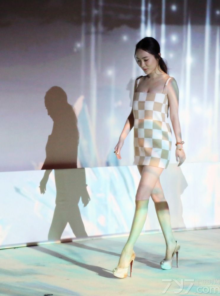 <p>1月21日，霍思燕、韩庚、林志颖与&ldquo;快乐家族&rdquo;（何炅、李维嘉、谢娜、杜海涛、吴昕）等群星现身北京出席&ldquo;把乐带回家2013新春关爱推广活动&rdquo;。当日霍思燕身着棋盘格印花超短裙清新宜人，修长美腿、仪态万千。</p>