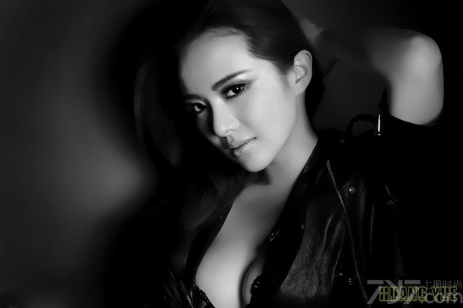 <p>有着&ldquo;千面娇娃&rdquo;之称的新娱乐圈&ldquo;波神&rdquo;孟茜依靠性感火辣的照片在博客一炮而红。其实，孟茜的火辣不仅仅体现在她的美貌与身材上，她的文笔同样火辣而大胆。她博客里的言论，被做成专题，不断地被推荐至娱乐博客首页。虽然对于这些言论，公众的褒贬不一。例如孟茜对于林志玲毫不掩饰的批评、对于秦可卿、潘金莲的欣赏，使她成为话题人物。</p>