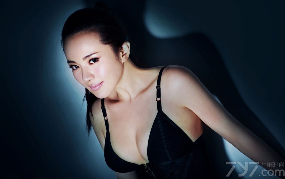 <p>有着&ldquo;千面娇娃&rdquo;之称的新娱乐圈&ldquo;波神&rdquo;孟茜依靠性感火辣的照片在博客一炮而红。其实，孟茜的火辣不仅仅体现在她的美貌与身材上，她的文笔同样火辣而大胆。她博客里的言论，被做成专题，不断地被推荐至娱乐博客首页。虽然对于这些言论，公众的褒贬不一。例如孟茜对于林志玲毫不掩饰的批评、对于秦可卿、潘金莲的欣赏，使她成为话题人物。</p>