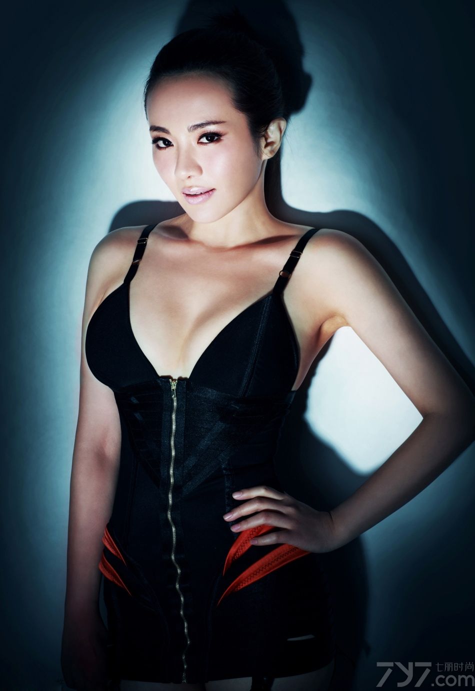 <p>有着&ldquo;千面娇娃&rdquo;之称的新娱乐圈&ldquo;波神&rdquo;孟茜依靠性感火辣的照片在博客一炮而红。其实，孟茜的火辣不仅仅体现在她的美貌与身材上，她的文笔同样火辣而大胆。她博客里的言论，被做成专题，不断地被推荐至娱乐博客首页。虽然对于这些言论，公众的褒贬不一。例如孟茜对于林志玲毫不掩饰的批评、对于秦可卿、潘金莲的欣赏，使她成为话题人物。</p>