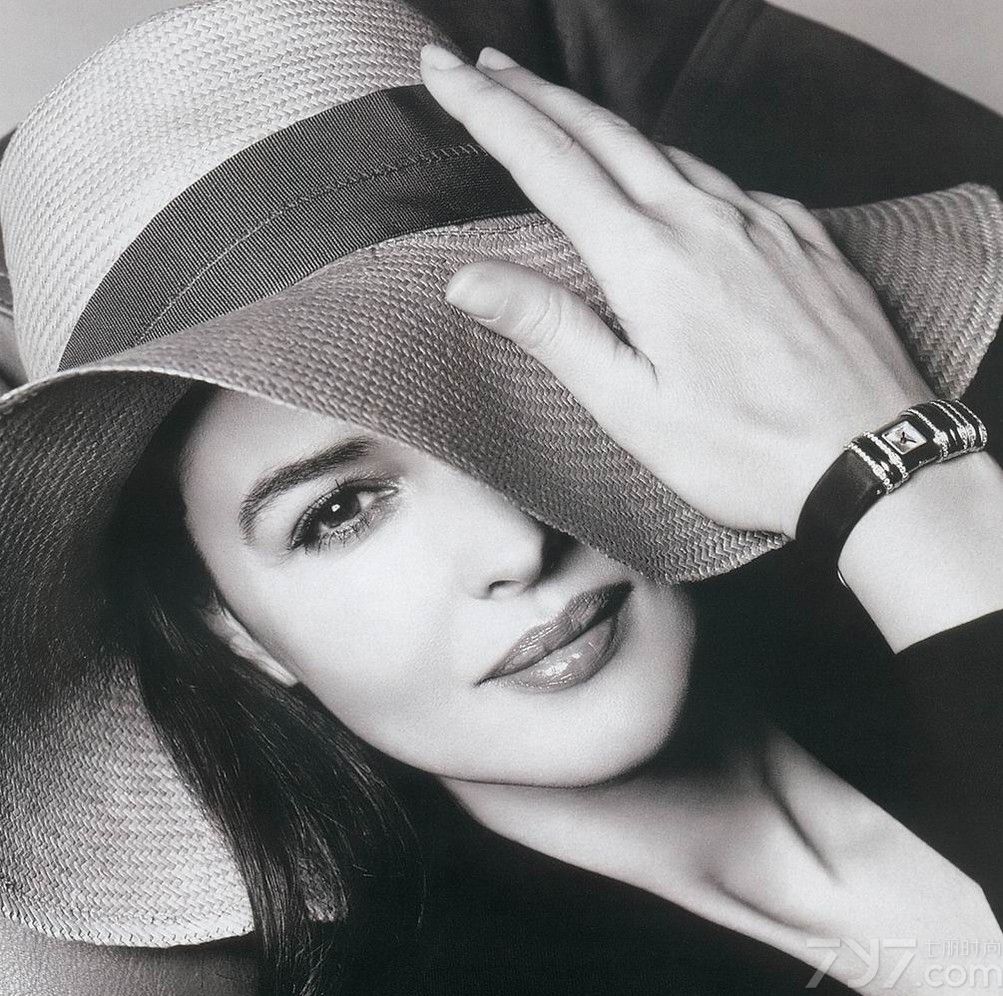 <p>莫妮卡&middot;贝鲁奇是模特儿出身，1990年开始进入影视界。首次进军美国失利后，转向法国，跟文森特&middot;卡塞尔结婚，合演多部浪漫喜剧。《西西里的美丽传说》使她成为全球明星。延续了意大利美女明星的传统，将超俗的气质和令人心跳的性感融为一体。被誉为&ldquo;首席性感偶像&rdquo;，纵使韶华已逝，但岁月仍掩饰不住她的风韵，她的美来自于成熟女性的性感。</p>