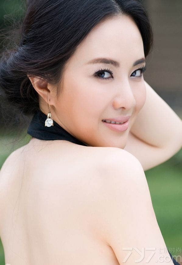 <p>有着&ldquo;千面娇娃&rdquo;之称的新娱乐圈&ldquo;波神&rdquo;孟茜依靠性感火辣的照片在博客一炮而红。其实，孟茜的火辣不仅仅体现在她的美貌与身材上，她的文笔同样火辣而大胆。她博客里的言论，被做成专题，不断地被推荐至娱乐博客首页。虽然对于这些言论，公众的褒贬不一。例如孟茜对于林志玲毫不掩饰的批评、对于秦可卿、潘金莲的欣赏，使她成为话题人物。</p>