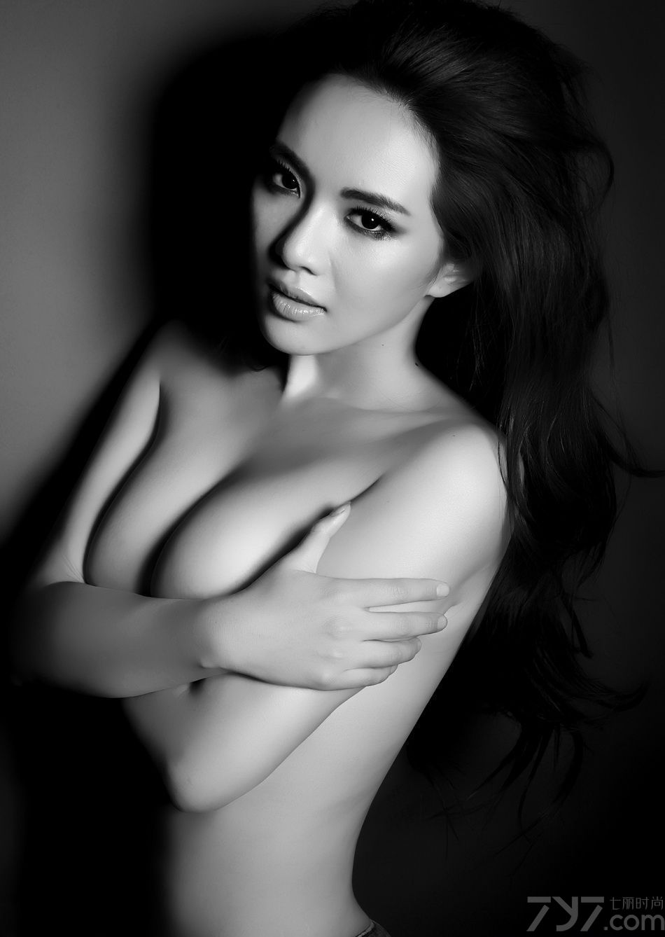 <p>有着&ldquo;千面娇娃&rdquo;之称的新娱乐圈&ldquo;波神&rdquo;孟茜依靠性感火辣的照片在博客一炮而红。其实，孟茜的火辣不仅仅体现在她的美貌与身材上，她的文笔同样火辣而大胆。她博客里的言论，被做成专题，不断地被推荐至娱乐博客首页。虽然对于这些言论，公众的褒贬不一。例如孟茜对于林志玲毫不掩饰的批评、对于秦可卿、潘金莲的欣赏，使她成为话题人物。</p>