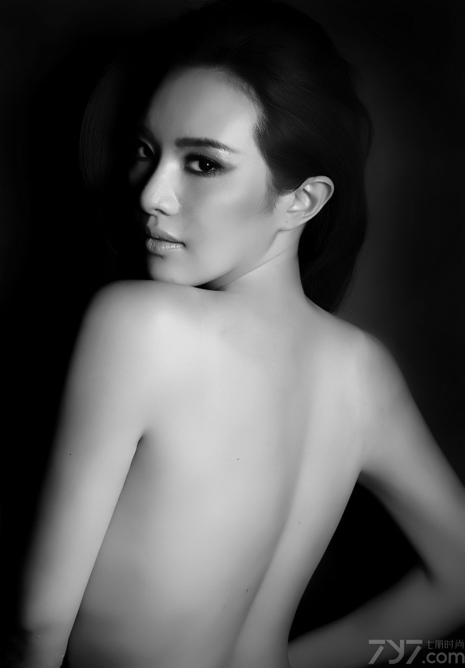 <p>有着&ldquo;千面娇娃&rdquo;之称的新娱乐圈&ldquo;波神&rdquo;孟茜依靠性感火辣的照片在博客一炮而红。其实，孟茜的火辣不仅仅体现在她的美貌与身材上，她的文笔同样火辣而大胆。她博客里的言论，被做成专题，不断地被推荐至娱乐博客首页。虽然对于这些言论，公众的褒贬不一。例如孟茜对于林志玲毫不掩饰的批评、对于秦可卿、潘金莲的欣赏，使她成为话题人物。</p>