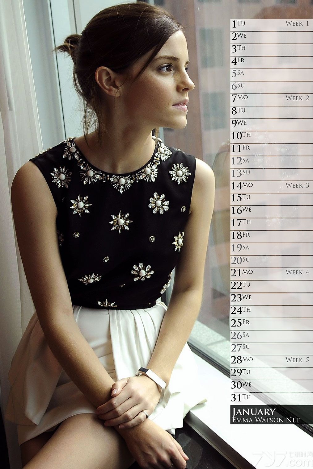 <p>如今的玛&middot;沃特森emma watson已不是《哈利波特》中那个甜美小女孩了，现在的她神情端庄，红唇艳妆，发型一丝不苟，衣着时尚高贵，宛然已经是个妩媚动人小女人，亦是时尚大牌的新宠儿，且2011年12月还被评为全球最美脸蛋第一名。</p>