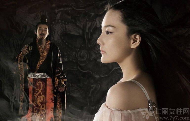 <p>红了的张馨予近日被翻出以前为静态电影《赤壁》拍摄的剧照，并引来众多围观，被网友称为&ldquo;史上尺度最大的小乔&rdquo;。在《赤壁》中张馨予延续写真中的性感扮相，多以爆乳，全裸出镜，场面香艳无比。</p>