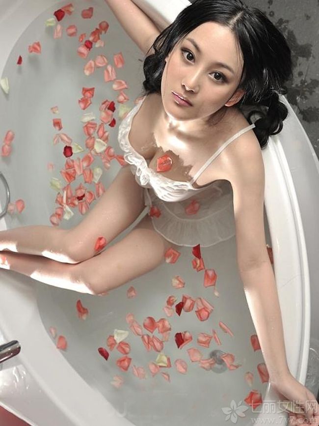 <p>红了的张馨予近日被翻出以前为静态电影《赤壁》拍摄的剧照，并引来众多围观，被网友称为&ldquo;史上尺度最大的小乔&rdquo;。在《赤壁》中张馨予延续写真中的性感扮相，多以爆乳，全裸出镜，场面香艳无比。</p>