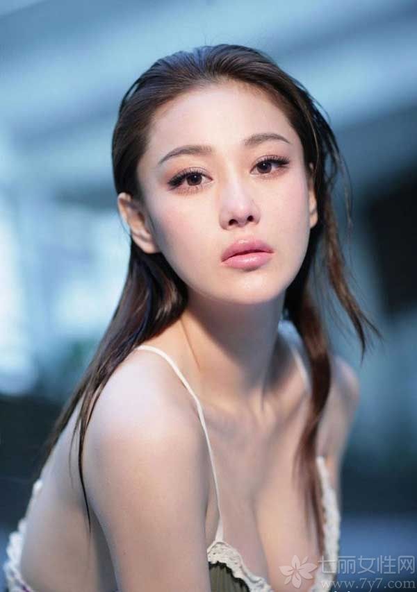 <p>红了的张馨予近日被翻出以前为静态电影《赤壁》拍摄的剧照，并引来众多围观，被网友称为&ldquo;史上尺度最大的小乔&rdquo;。在《赤壁》中张馨予延续写真中的性感扮相，多以爆乳，全裸出镜，场面香艳无比。</p>