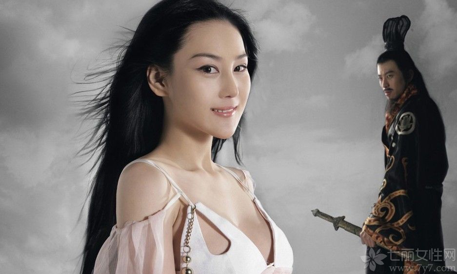 <p>红了的张馨予近日被翻出以前为静态电影《赤壁》拍摄的剧照，并引来众多围观，被网友称为&ldquo;史上尺度最大的小乔&rdquo;。在《赤壁》中张馨予延续写真中的性感扮相，多以爆乳，全裸出镜，场面香艳无比。</p>