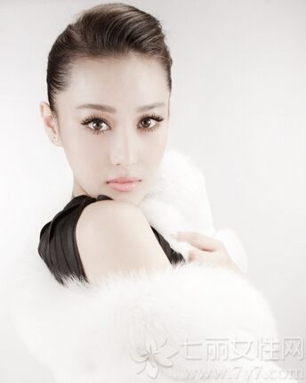 <p>红了的张馨予近日被翻出以前为静态电影《赤壁》拍摄的剧照，并引来众多围观，被网友称为&ldquo;史上尺度最大的小乔&rdquo;。在《赤壁》中张馨予延续写真中的性感扮相，多以爆乳，全裸出镜，场面香艳无比。</p>