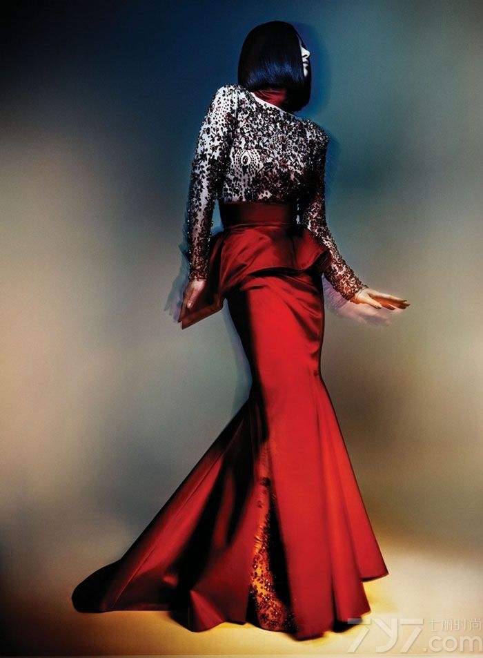 <p>尚雯婕，中国内地著名女歌手，独立唱作人，毕业于复旦大学，精通英、法、西班牙语等多国语言，曾是上海排名前列的法语同声翻译，2006年&ldquo;超级女声&rdquo;冠军，词曲创作人，音乐制作人，公益慈善代言人，时尚先锋人物，曾两度献唱冯小刚导演<a style=