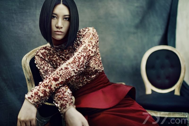 <p>尚雯婕，中国内地著名女歌手，独立唱作人，毕业于复旦大学，精通英、法、西班牙语等多国语言，曾是上海排名前列的法语同声翻译，2006年&ldquo;超级女声&rdquo;冠军，词曲创作人，音乐制作人，公益慈善代言人，时尚先锋人物，曾两度献唱冯小刚导演<a style=