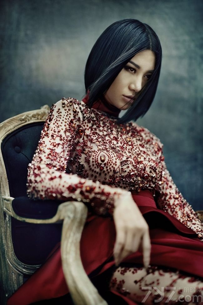 <p>尚雯婕，中国内地著名女歌手，独立唱作人，毕业于复旦大学，精通英、法、西班牙语等多国语言，曾是上海排名前列的法语同声翻译，2006年&ldquo;超级女声&rdquo;冠军，词曲创作人，音乐制作人，公益慈善代言人，时尚先锋人物，曾两度献唱冯小刚导演<a style=