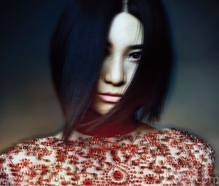 <p>尚雯婕，中国内地著名女歌手，独立唱作人，毕业于复旦大学，精通英、法、西班牙语等多国语言，曾是上海排名前列的法语同声翻译，2006年&ldquo;超级女声&rdquo;冠军，词曲创作人，音乐制作人，公益慈善代言人，时尚先锋人物，曾两度献唱冯小刚导演<a style=