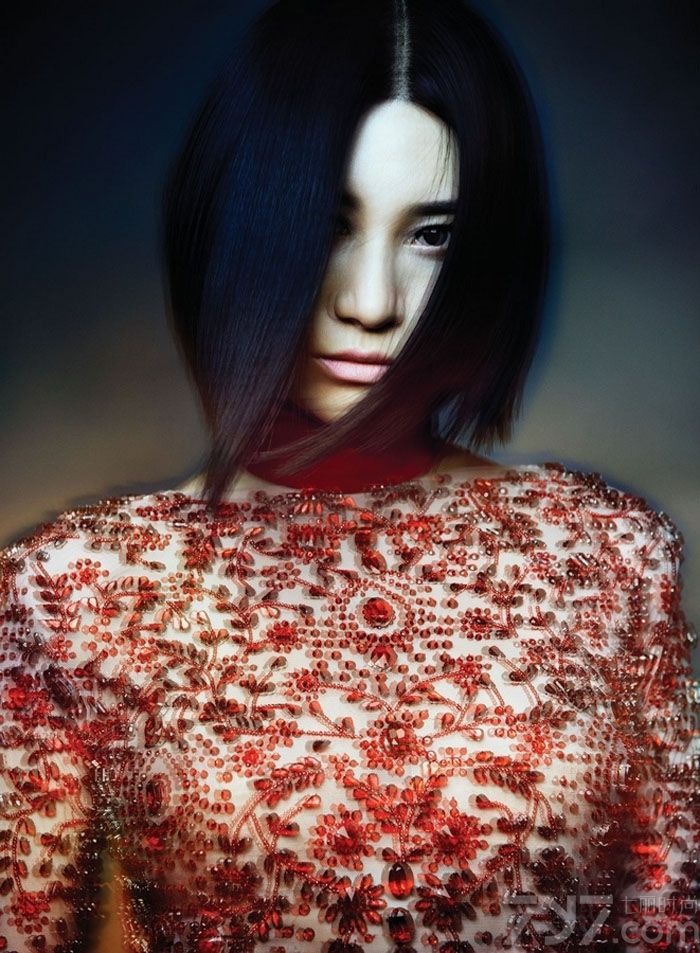 <p>尚雯婕，中国内地著名女歌手，独立唱作人，毕业于复旦大学，精通英、法、西班牙语等多国语言，曾是上海排名前列的法语同声翻译，2006年&ldquo;超级女声&rdquo;冠军，词曲创作人，音乐制作人，公益慈善代言人，时尚先锋人物，曾两度献唱冯小刚导演<a style=