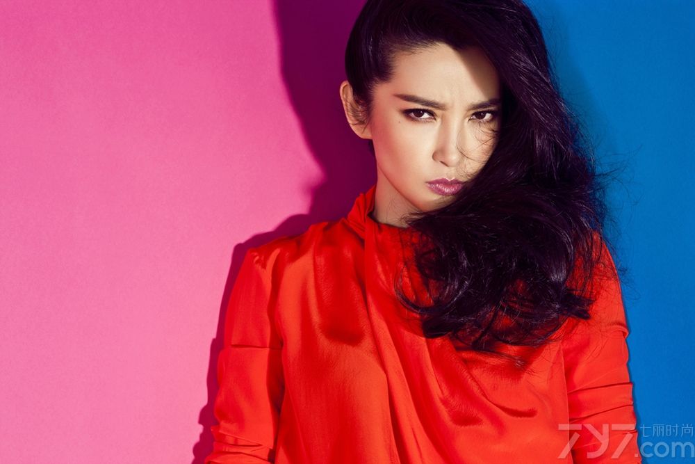 <p>日前，权威时尚杂志《ELLE》2013年开年刊封面大片曝光，李冰冰登上封面，开启新年新气象。两版不同的封面上，李冰冰演绎了优雅与性感的碰撞。她反穿露背的单宁西装，光滑的背部线条与正装味十足的外套相碰撞，英气十足的眉眼之间传递着坚定的态度，性感中透着知性气质。李冰冰在采访中倡议&ldquo;不余遗力的完美&rdquo;，&ldquo;要做到完美几乎不可能，我们只能去追求尽力的完美&rdquo;。</p>