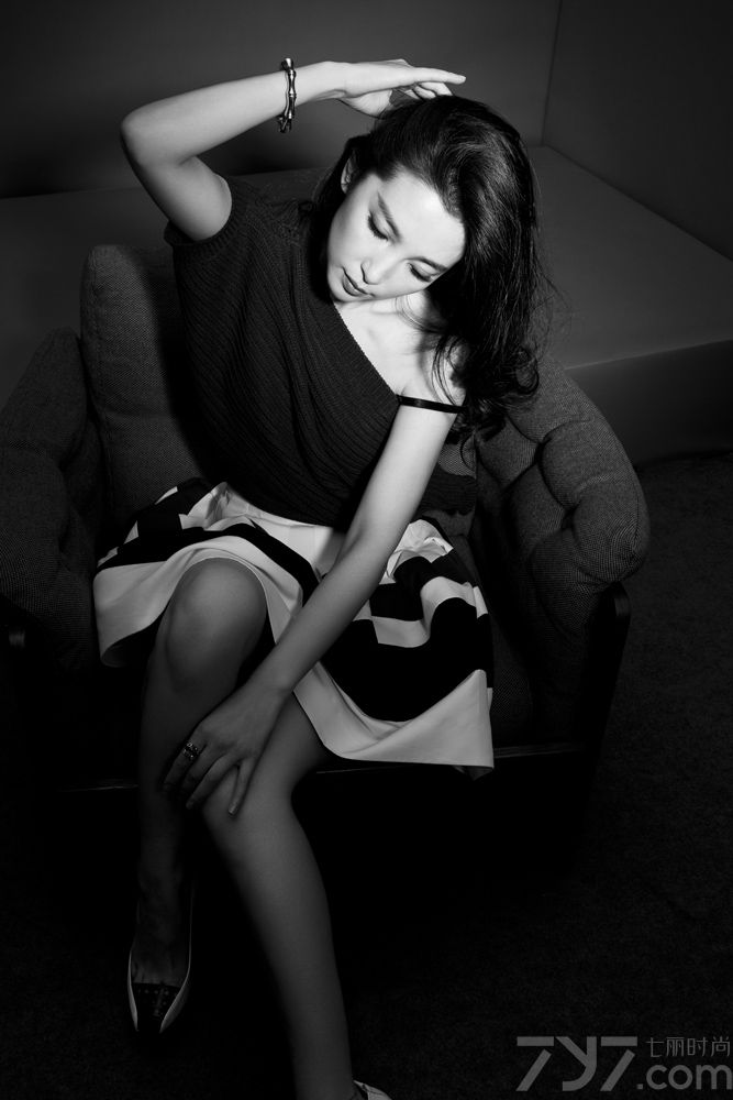 <p>日前，权威时尚杂志《ELLE》2013年开年刊封面大片曝光，李冰冰登上封面，开启新年新气象。两版不同的封面上，李冰冰演绎了优雅与性感的碰撞。她反穿露背的单宁西装，光滑的背部线条与正装味十足的外套相碰撞，英气十足的眉眼之间传递着坚定的态度，性感中透着知性气质。李冰冰在采访中倡议&ldquo;不余遗力的完美&rdquo;，&ldquo;要做到完美几乎不可能，我们只能去追求尽力的完美&rdquo;。</p>